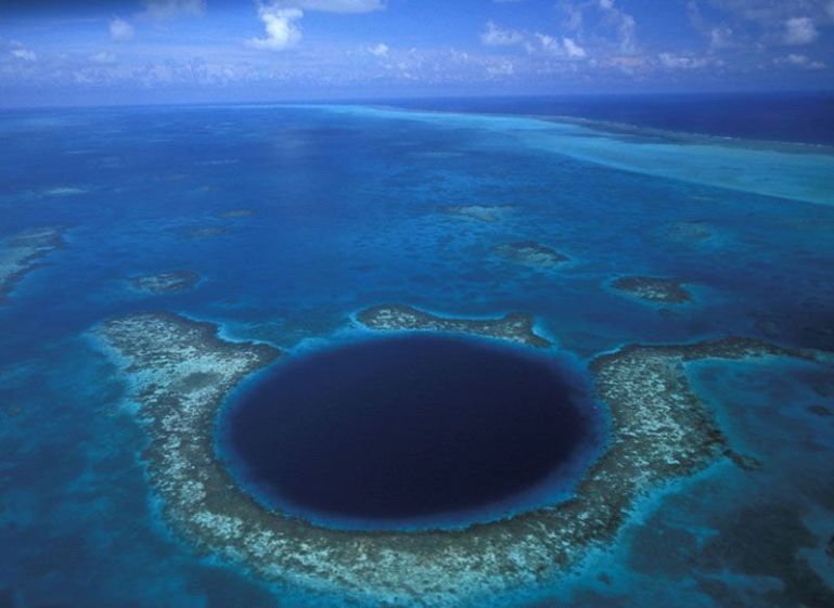 Большая голубая дыра в Белизе (Great Blue Hole), фотография