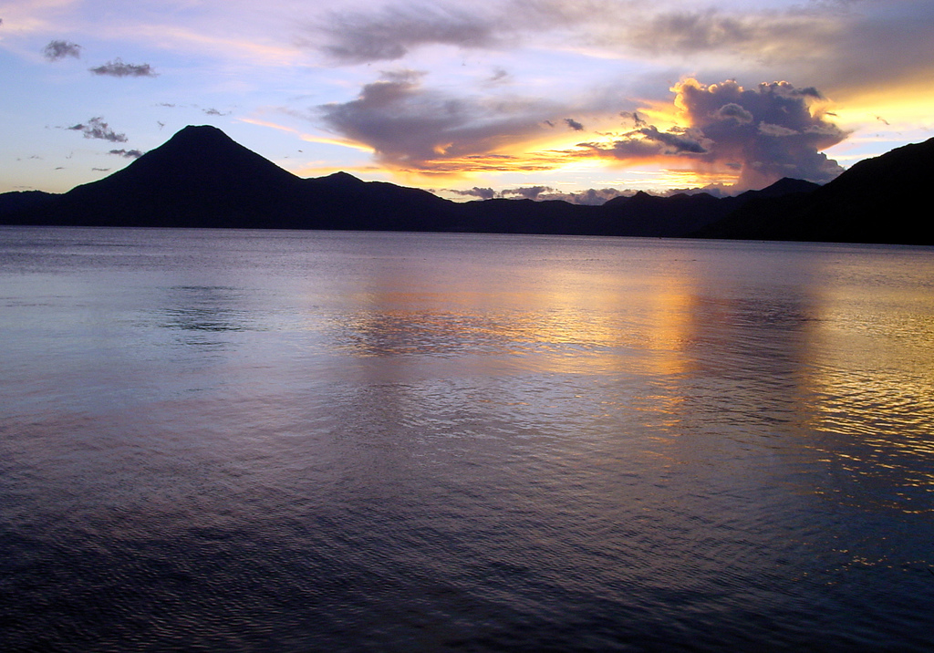 Озеро Атитлан: Место, где радуга обретает цвета, фотография