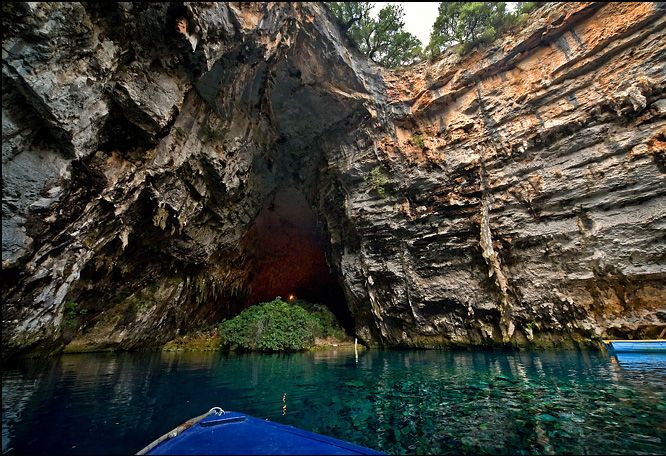 Пещерное озеро Мелиссани в Греции, фотография