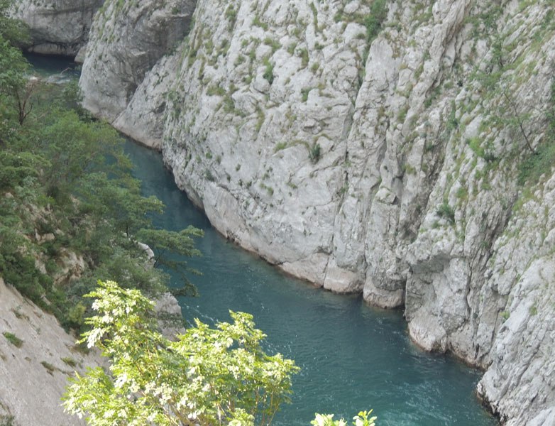 Каньон реки Морача в Черногории , фотография