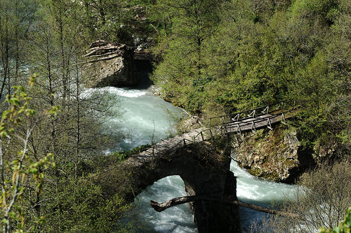 Каньон реки Морача в Черногории , фотография