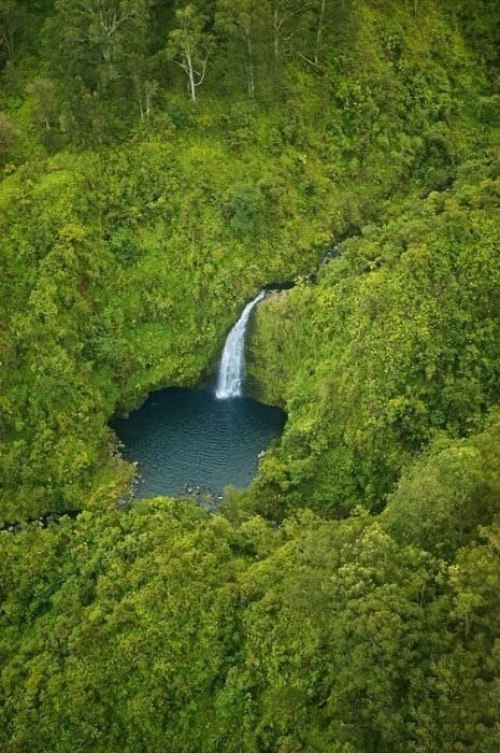 Водопад Хонокохау в Мауи, Гавайи, фотография