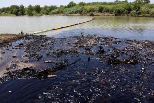 Несанкционированный отбор нефти вызвал утечку из трубопровода и загрязнение реки в Мексике