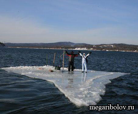 Рыбаков сняли с отколовшейся льдины